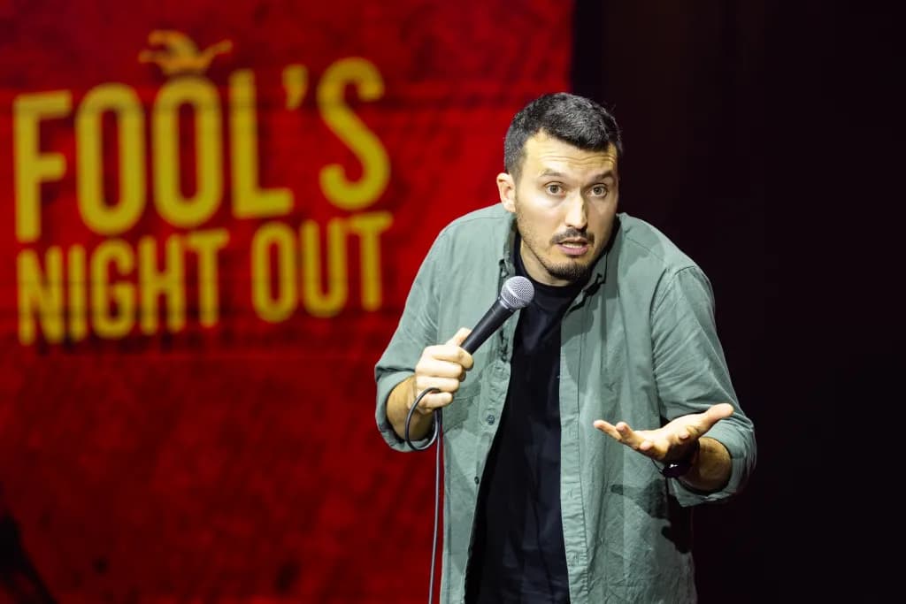 „Au fost localuri care au refuzat colaborarea din cauza subiectelor politice" – Interviu cu Florin Serghei, comediantul care îndrăznește să facă mișto de politică